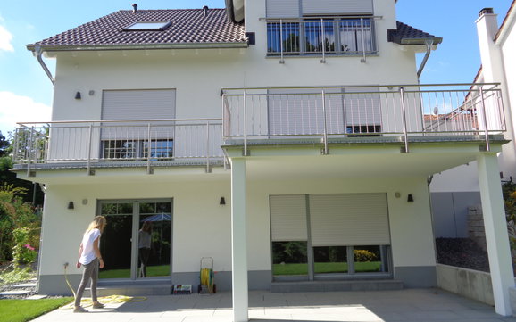 Gartenseite des frei geplanten Einfamilienhauses von Kern-Haus in Bad Dürkheim