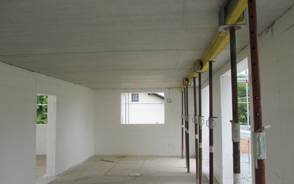 Die massive Betondecke wurde verlegt.