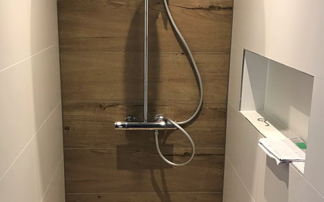 Die bodentiefe Dusche mit Regenbrause wurde montiert.