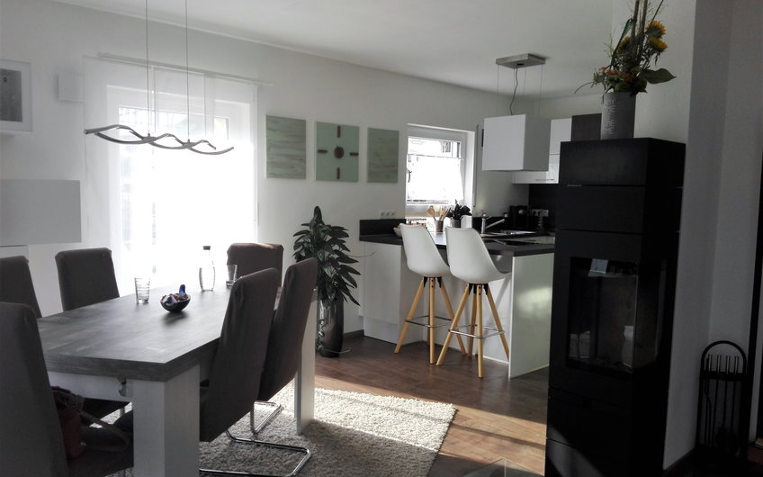 Esszimmer und Küche im individuell geplanten Einfamilienhaus Signum von Kern-Haus in Einselthum