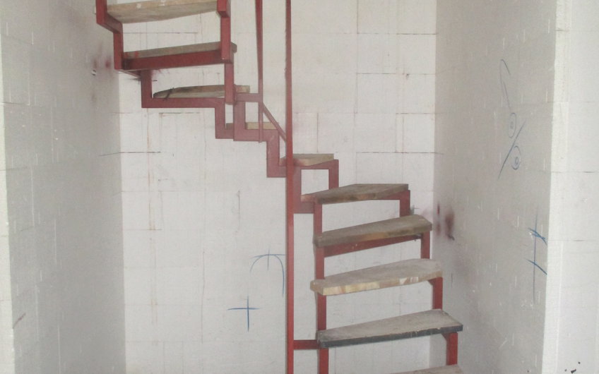 Mit dem Einbau der Rohbautreppe wird ein sicheres Betreten des Dachgeschosses ermöglicht. 