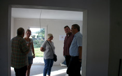 Zur Hausbesichtigung in Klettbach sind die Bauberatung und Bauleitung mit vor Ort.