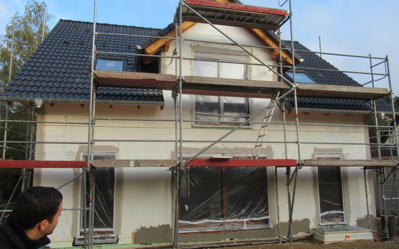 Die Vorarbeiten für den Aussenputz werden ausgeführt.