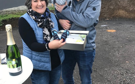 Jedes Familienmitglied darf ein Andenken in die Box legen.