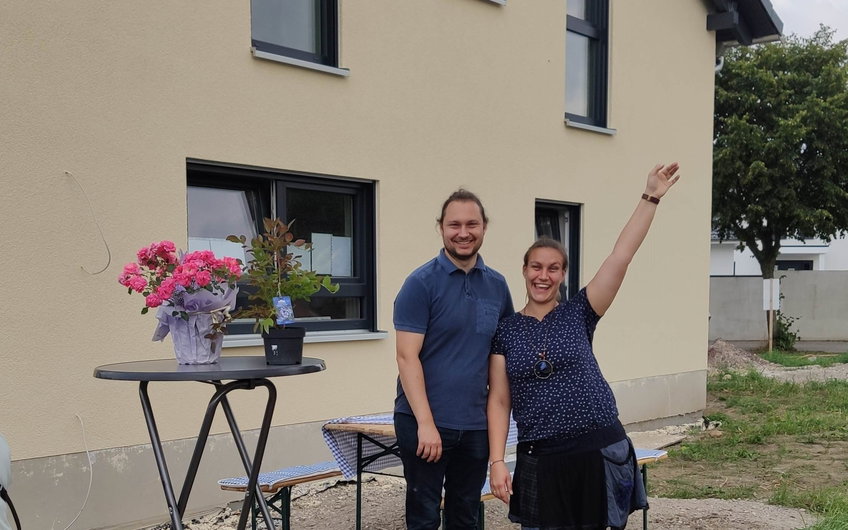 Die Familie freut sich jetzt schon auf den Einzug in ihr Traumhaus!