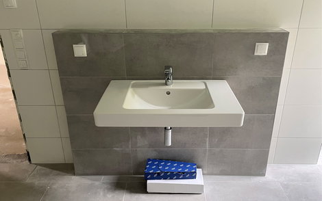 Das Waschbecken wurde montiert.