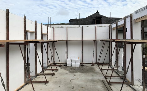 Während der Beton aushärtet, werden die Wände mit Stützen stabilisiert.