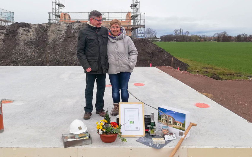 Bauherren bei Grundsteinlegung für Kern-Haus Loop Classic in Halle Reideburg