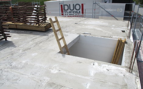 Für die Errichtung des Dachgeschosses wurde die Betondecke verlegt und eine Aussparung der Treppenöffnung berücksichtigt. 