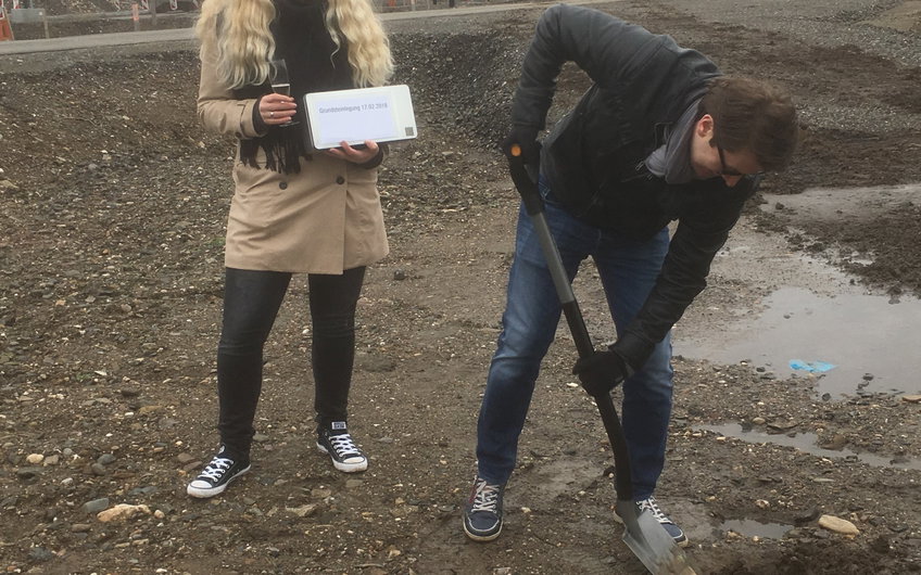 Der erste Spatenstich wird gesetzt.