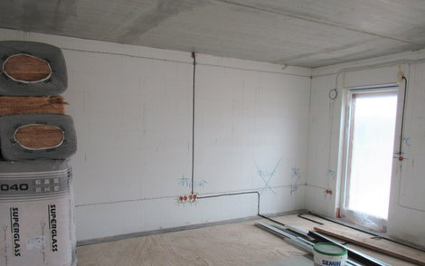 Die Dämmwolle wurde bereit gestellt und wird für die Isolierung im Haus verarbeitet.
