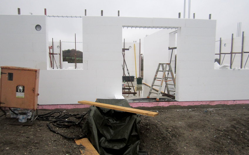 Nachdem das Erdgeschoss errichtet wurde, konnten die DuoTherm-Elemente mit Beton verfüllt werden.