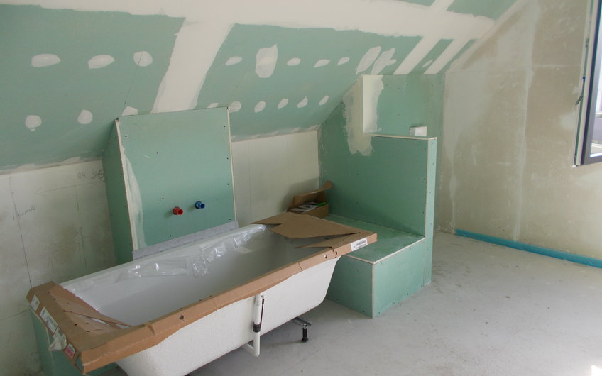 Aufgestellte Badewanne im Badezimmer des individuell geplanten Einfamilienhauses Luna von Kern-Haus in Dettenheim