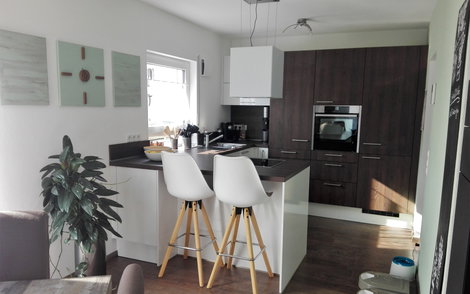 Blick vom Essbereich in die Küche im individuell geplanten Einfamilienhaus Signum von Kern-Haus in Einselthum