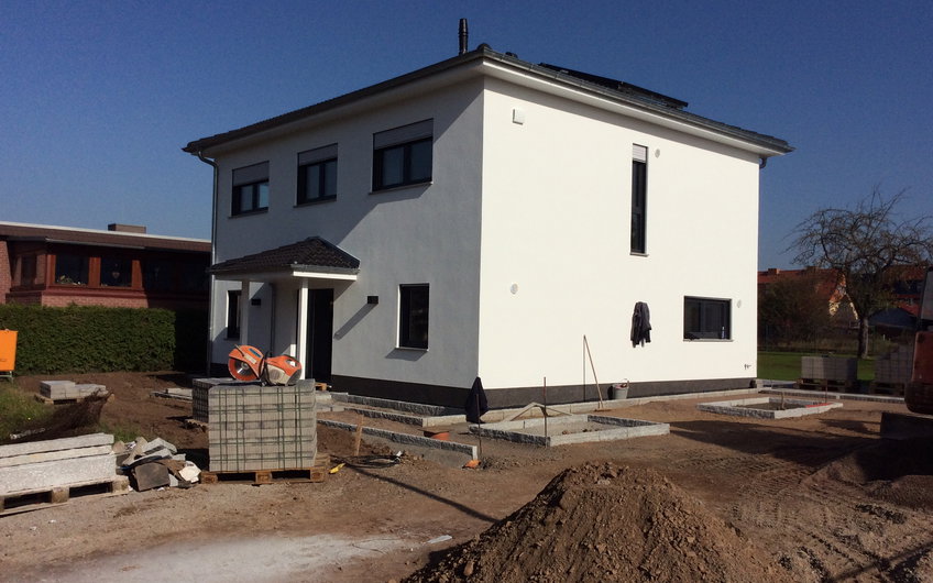 Die Außenanlagen sind in Arbeit.