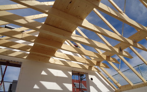Dachstuhl des frei geplanten Einfamilienhauses von Kern-Haus in Schifferstadt