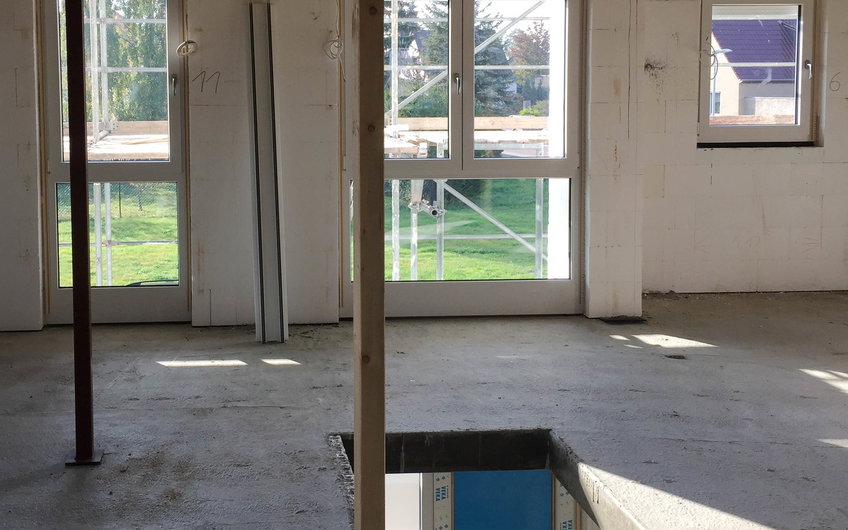 Fenster- und Türeinbau in Rohbau des Kern-Haus Vero