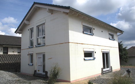 Moderne und pflegeleichte Kunststofffenster wurden eingebaut. 