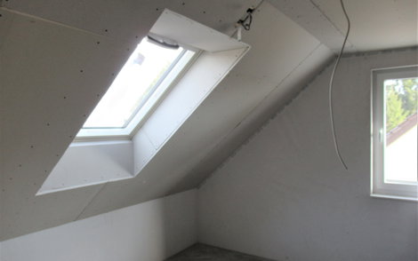 Die Rollläden am Dachflächenfenster werden elektrisch bedient.