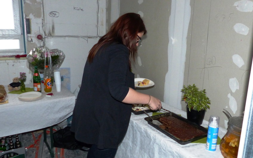 Bauherrin am Buffet beim Rohbaufest im Kern-Haus Signum in Einselthum
