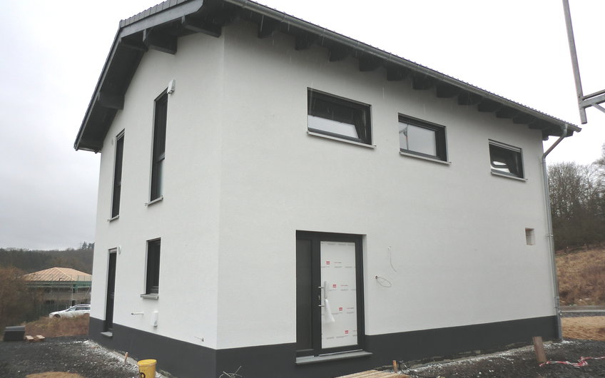 Der Sockelanstrich schützt das Mauerwerk gegen Spritzwasser und ablaufenden Regen an der Fassade.