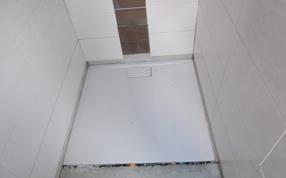 Geflieste Dusche im individuell geplanten Einfamilienhaus Luna von Kern-Haus in Dettenheim