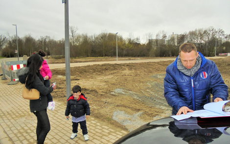 Familie und Tiefbauer beim Bauanlaufgespräch am Grundstück für das individuell geplante Einfamilienhaus Luna von Kern-Haus in Ludwigshafen