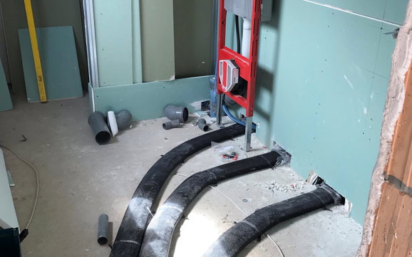 Die Rohinstallation Sanitär wird ausgeführt.