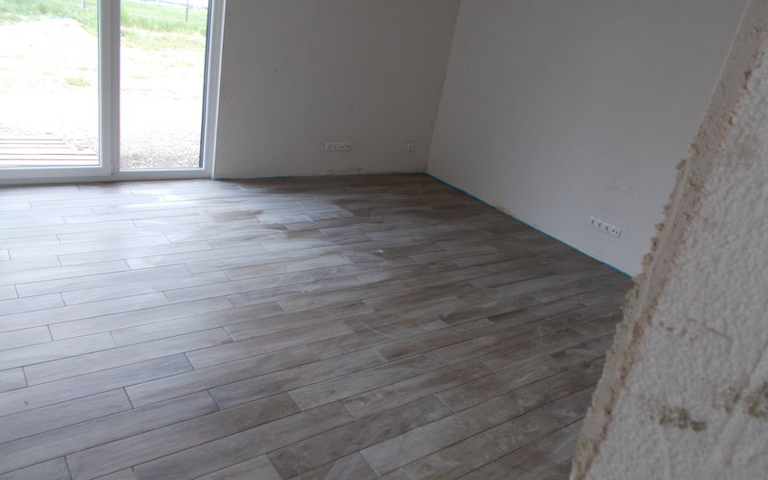 Fliesenboden im individuell geplanten Einfamilienhaus Luna von Kern-Haus in Dettenheim