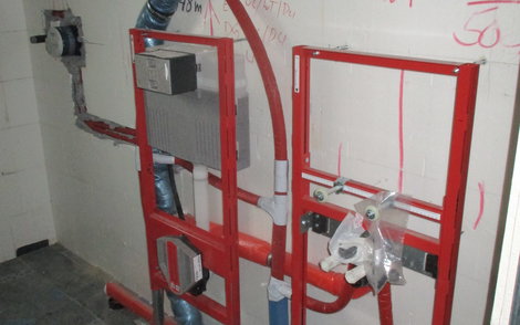 Es erfolgten die Sanitär-Vorwandinstallationen.