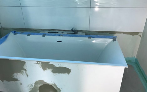 Die Badewanne wurde eingebaut.