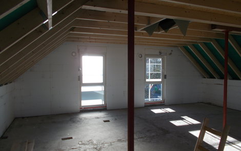 Obergeschoss mit freiliegenden Dachbalken im Kern-Haus Signum in Einselthum