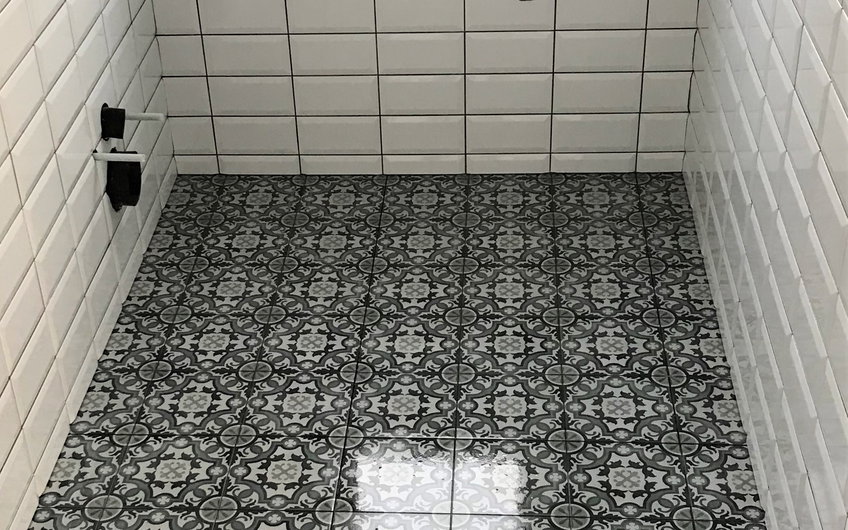 Im Gäste-WC verschönern Ornamentfliesen den Boden.