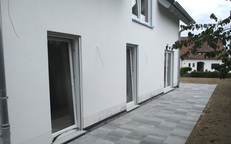 Pflasterarbeiten rund um das Haus haben begonnen.