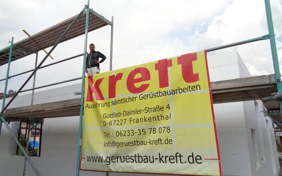 Erdgeschoss des frei geplanten Einfamilienhauses von Kern-Haus in Römerberg mit Gerüst