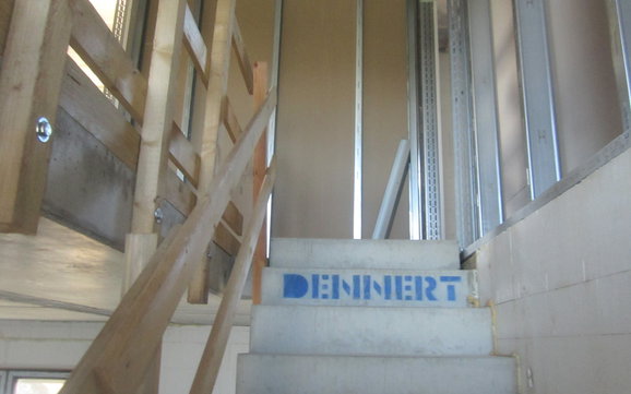 Das Ständerwerk im Obergeschoss wurde montiert und der Treppenaufgang ist gut sichtbar.