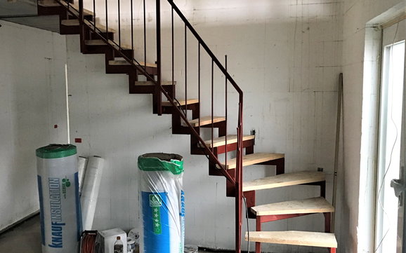 Um sicher in das Obergeschoss zu gelangen, wurde die Rohbautreppe montiert.