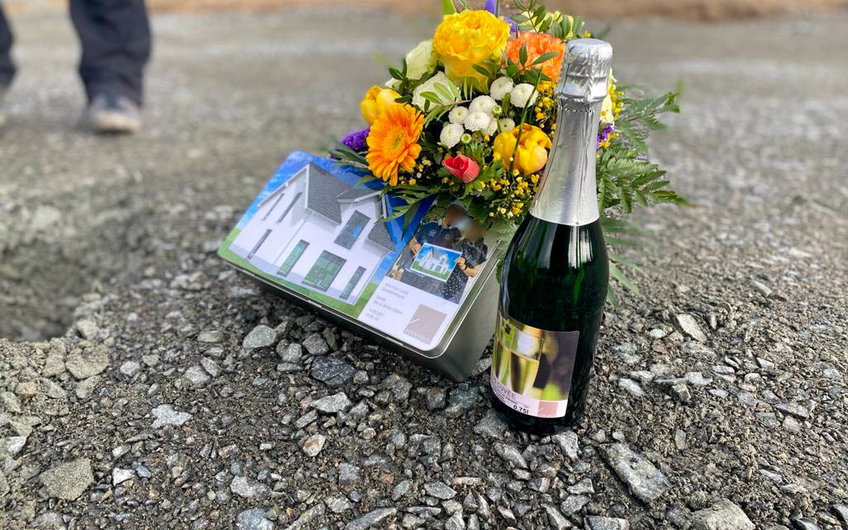 Grundsteinlegung mit Grundsteinkassette, Sekt und Blumen für Kern-Haus Trend in Eilenburg