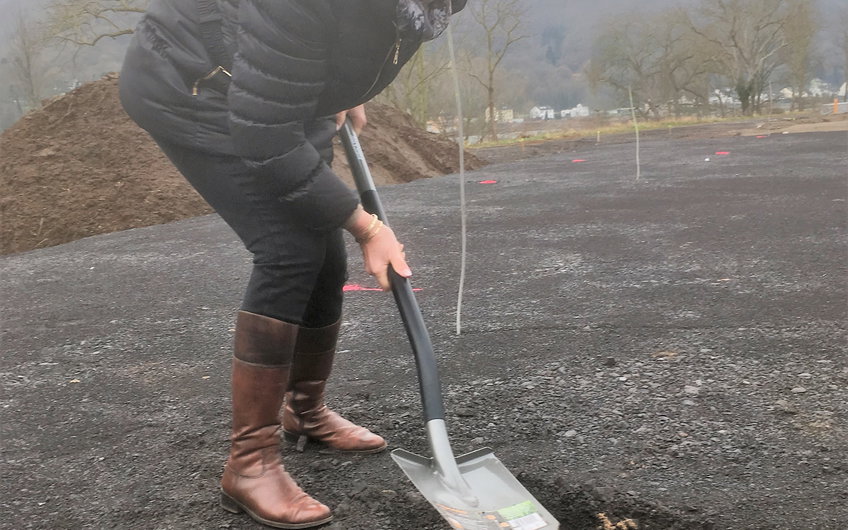 Nun wird der Grundstein von der Bauherrin vergraben.