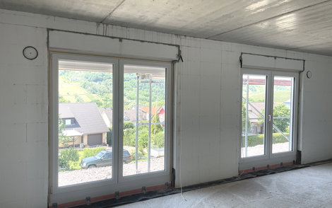 Im Wohnbereich wurden bodentiefe Fenster eingebaut.
