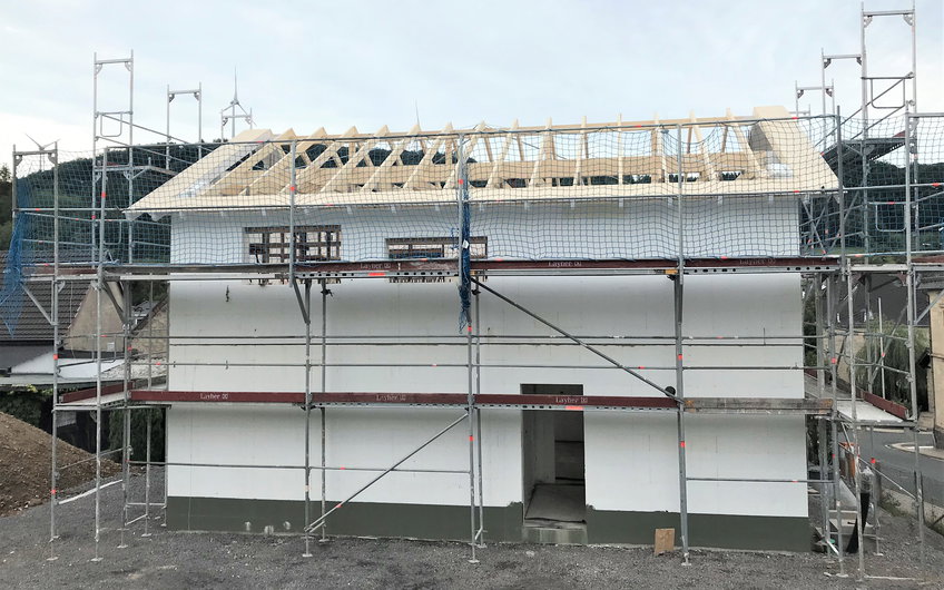 Die DuoTherm-Elemente wurden mit Beton verfüllt und der Dachstuhl errichtet.