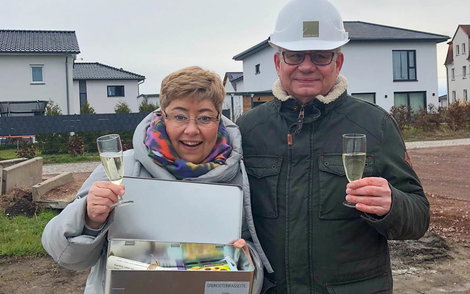 Bauherren mit Sekt und geöffneter Grundsteinkassette für Grundsteinlegung des Kern-Haus Loop Classic in Halle Reideburg