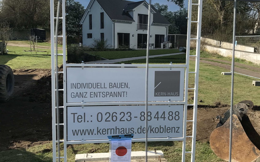 Mit dem Hinweisschild der Baustelle wird die Anfahrt auch den Handwerkern erleichtert.