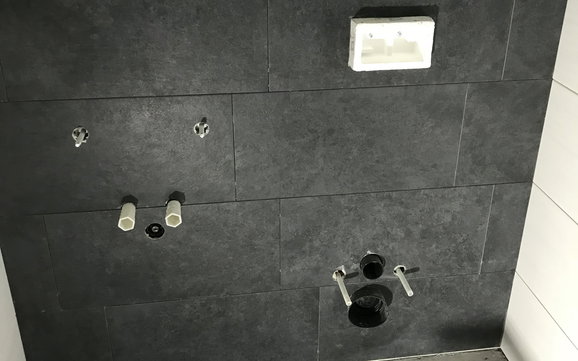 Wandfliesen im Gäste-WC in der Kern-Haus-Stadtvilla Signus in Flörsheim-Dalsheim