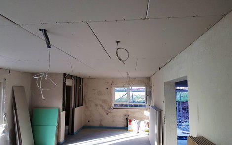Essbereich mit Decke aus Gips-Karton-Platten und sichtbaren Elektroleitungen.
