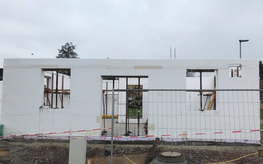 Erdgeschosswände der individuell geplanten Kern-Haus-Stadtvilla Mateo in Sasbach