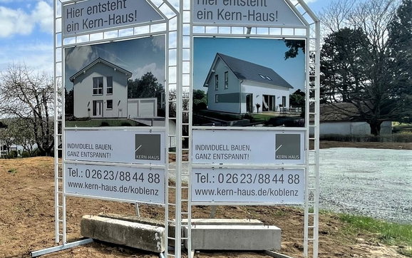 Die Baustellenschilder sind wichtige Wegweiser für die ausführenden Handwerksbetriebe.