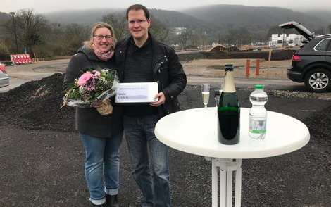 Die Bauherren zeigen den Grundstein.