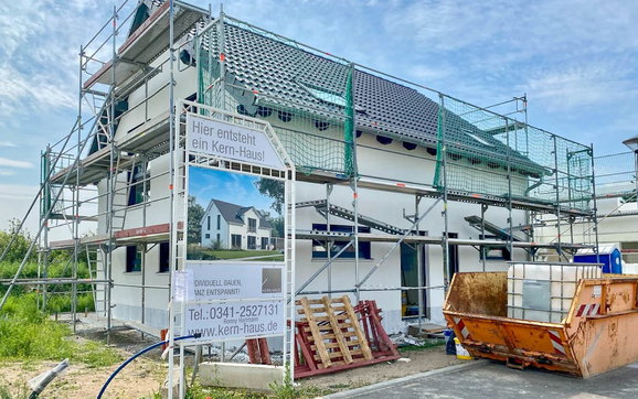 Fertigstellung des Außenputz des Kern-Haus Trend in Eilenburg