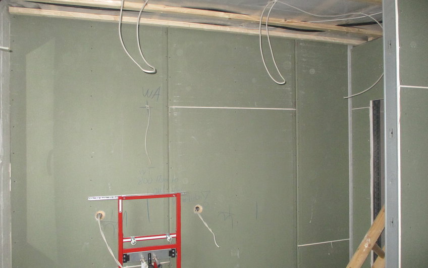 Fachgerecht erfolgte die Verlegung elektrischer Leitungen, Steckdosen und Lichtschalter.